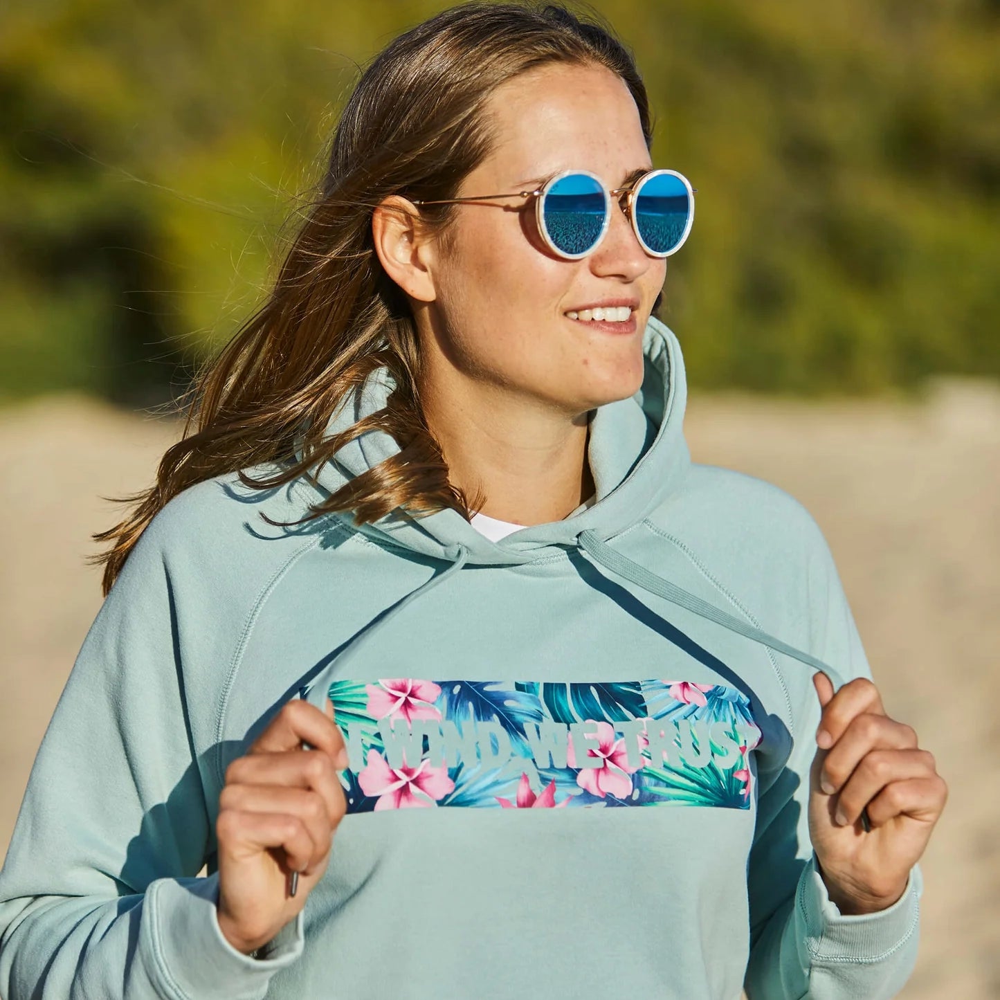 SUDADERA CHICA IN WIND WE TRUST